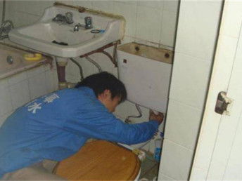 洗手池下水管道堵了怎么快速疏通(洗手池水管堵塞如何疏通)