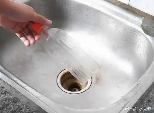下水管道堵矿泉水瓶怎么疏通(下水道堵塞疏通矿泉水瓶)
