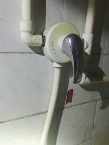 花洒热水管道疏通器怎么用(花洒热水管道疏通器怎么用的)
