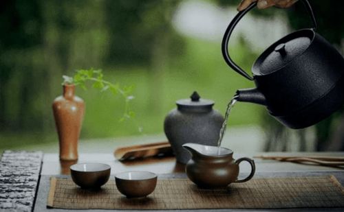 泡茶桌下管道疏通怎么做(茶桌下水管堵了怎么办)