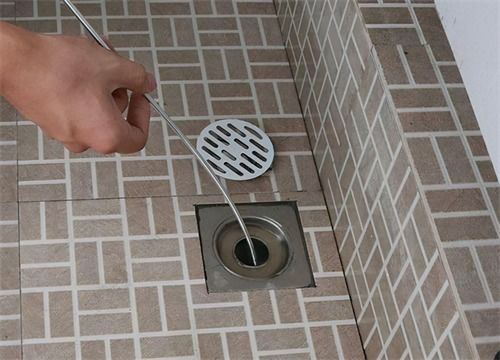 铁片卡住排水管道怎么疏通(铁片卡住怎么弄出来)