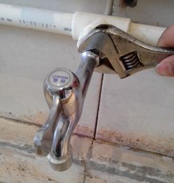 水龙头热水管道怎么疏通(水龙头热水管道怎么疏通图解)