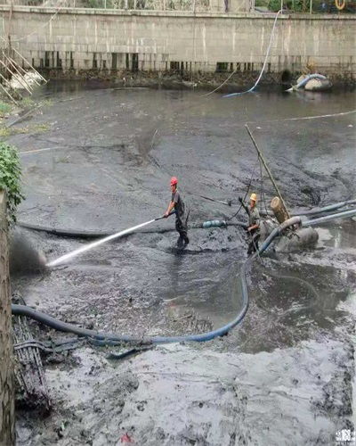 被淤泥堵着的下水管道怎么疏通(淤泥堵住下水道怎么清)