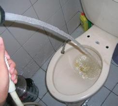 马桶里有积水怎么用管道疏通液(马桶堵塞积水严重怎么办)