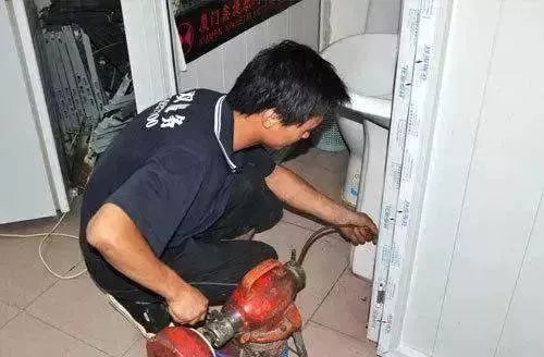 管道堵了一件衣服怎么疏通(管道堵了怎么弄)