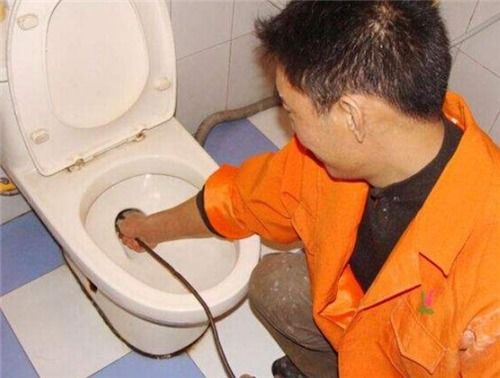 马桶海绵掉进去怎么疏通管道(马桶被海绵块堵了怎么办)