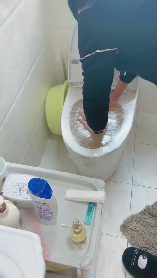 怎么用保鲜膜疏通马桶管道(用保鲜膜通马桶步骤)