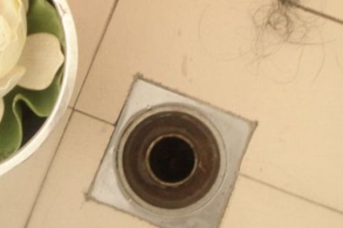 洗澡间管道疏通器怎么用(洗澡间水道堵塞疏通的最好办法)