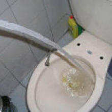 猫砂团堵马桶怎么疏通管道(猫砂堵住马桶如何疏通)