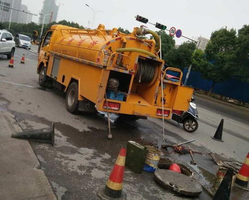 疏通管道的车怎么抽取污泥水(管道吸污疏通车)
