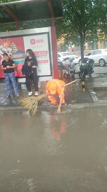 暴雨疏通下水管道怎么办(暴雨后工人疏通下水道现场画面曝光)