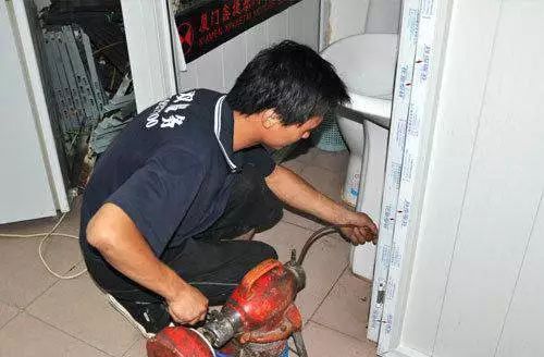 玻璃水头堵了怎么疏通管道(玻璃水水管堵了怎么办)