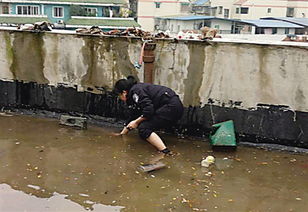 楼顶积水怎么疏通水管道(楼顶积水怎么疏通水管道的)
