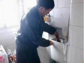 管道疏通车水箱漏水怎么办(水箱疏通器好用吗) 管道疏通车水箱漏水怎么办(水箱疏通器好用吗)