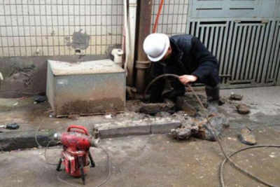 疏通外墙下水管道怎么办(外墙下水管堵塞怎么疏通)