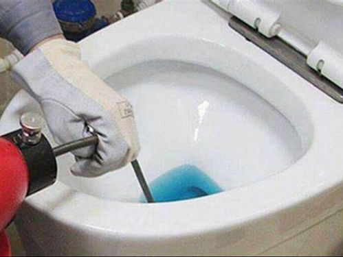 卫生间怎么疏通下水管道(卫生间怎么疏通下水管道图解)