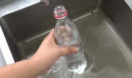 怎么用塑料瓶疏通管道呢(塑料瓶通下水方法)