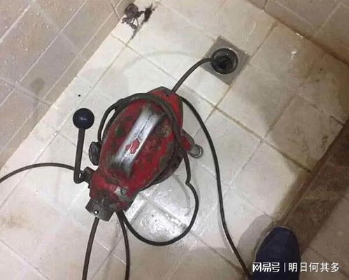 水箱底部堵了怎么疏通管道(水箱底下的管子漏水怎么办) 水箱底部堵了怎么疏通管道(水箱底下的管子漏水怎么办)