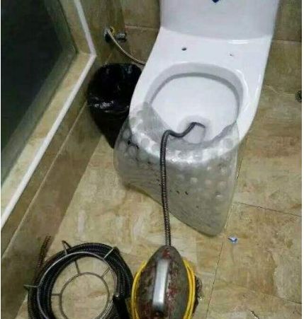 马桶下面u型管道堵塞怎么疏通(马桶u型管堵了怎么办)