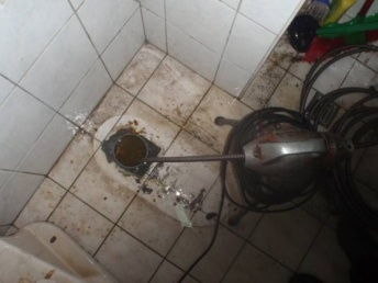 粑粑在管道里堵了怎么疏通(屎管堵住了怎么办)