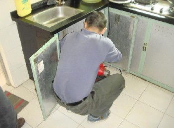 马桶被肠堵了怎么疏通管道(马桶被堵如何疏通)