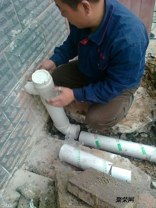 老铁管下水管道怎么疏通(老铁管下水管漏水用什么胶粘)