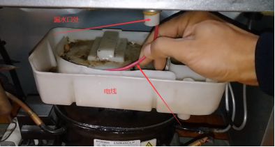 冰箱里漏水孔堵塞怎么疏通管道(冰箱里面的漏水孔堵了该怎么办)