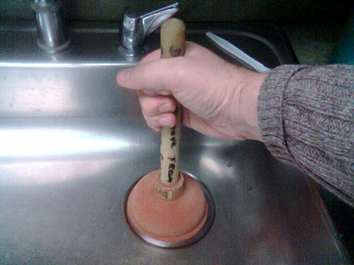 管道疏通神器水槽怎么用(疏通水槽的方法)