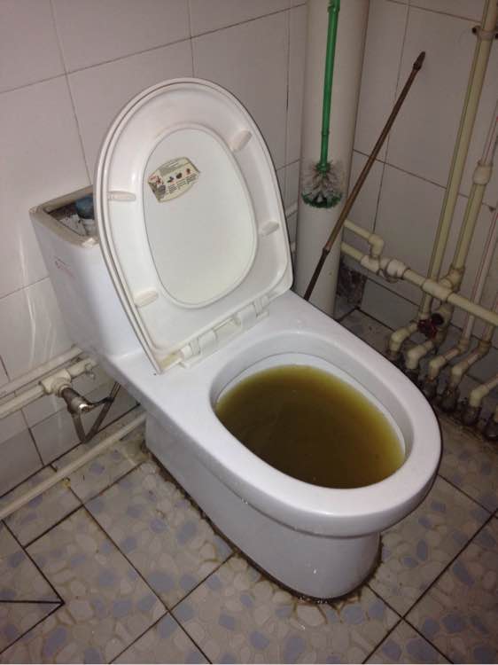 马桶斜出水孔怎么疏通管道(马桶斜着装效果图)