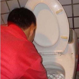 马桶里进异物怎么疏通管道(马桶进了异物如何自己快速疏通)