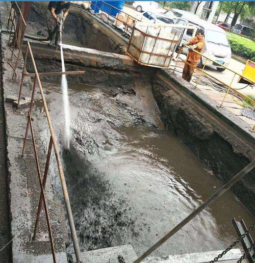 地下室里的管道怎么疏通(地下室下水管道堵塞怎么办)