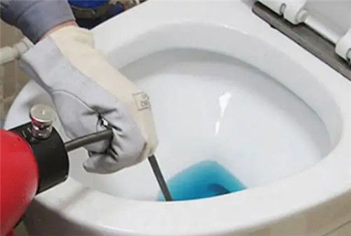 马桶堵了狗子怎么疏通管道(马桶堵东西了怎么勾出来)