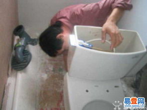 水箱在马桶里怎么疏通管道(水箱到马桶的管道怎么清洗)