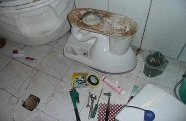 马桶管道里有水泥怎么疏通(马桶管道里有水泥怎么疏通)