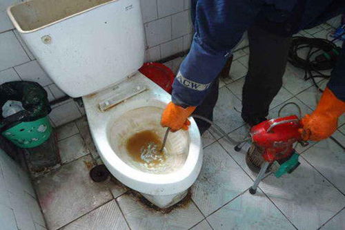 马桶管道疏通器怎么用的(疏通马桶的管子怎么用啊)