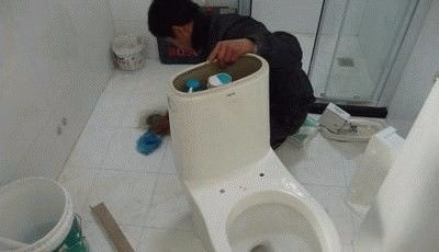 马桶管道堵得很深怎么疏通(马桶水管堵塞如何疏通)