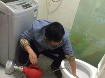 马桶在夹缝里怎么疏通管道(马桶的缝怎么处理)