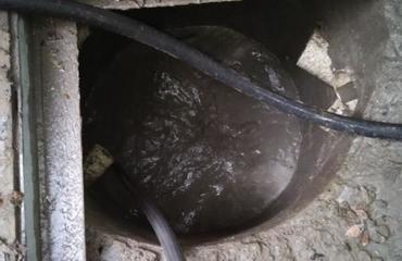 水泥有个洞怎么疏通管道(水泥有个洞怎么疏通管道呢)