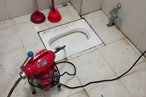 管道疏通器怎么通厕所的(怎么用管道疏通器)