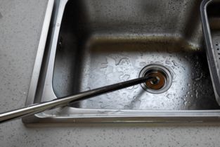 管道疏通器怎么通地漏水(管道疏通器怎么通地漏水的)
