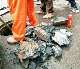 管道中间有混凝土怎么疏通(管道里有混凝土怎么办) 管道中间有混凝土怎么疏通(管道里有混凝土怎么办)