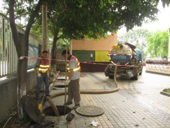 污水道怎么疏通管道的(污水水管堵住怎么样通)
