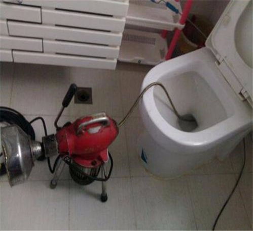 新管道怎么疏通厕所视频(怎样管道疏通)