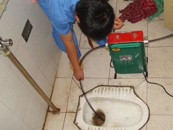 上排水马桶怎么疏通管道(上排水马桶怎么疏通管道图解)