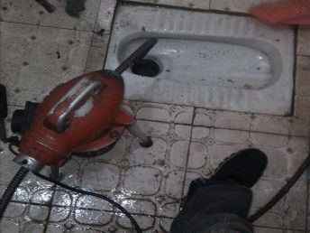 跳跳球掉进管道怎么疏通(跳跳球掉马桶怎么弄出来)