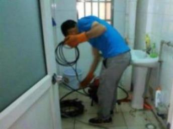 马桶异物卡住怎么疏通管道(马桶被异物卡住了冲不下水怎么办)