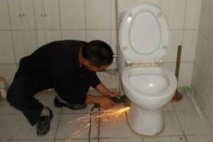 马桶卡住儿童怎么疏通管道(马桶被卡住可以用什么方法来通)