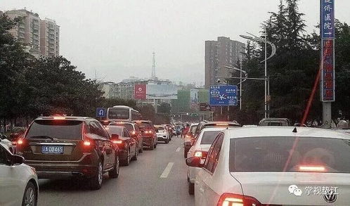 交警处理堵车怎么疏通管道(交警疏通交通堵塞)