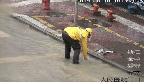 楼顶积水怎么疏通管道的(楼顶积水小窍门)