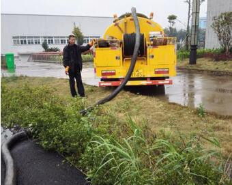 汽车里进水怎么疏通管道(汽车里面进水了怎么清理)